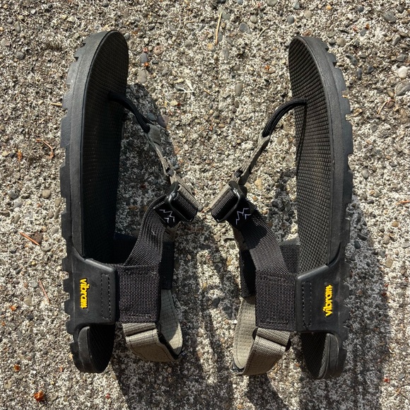 Bedrock Cairn Evo sandals women’s 7 / men’s 6 in Charcoal - Picture 5 of 10